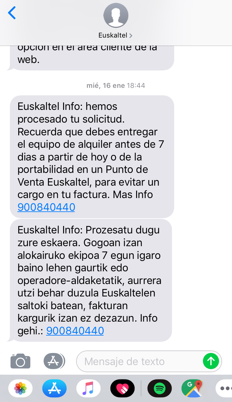  Un número creciente de empresas está utilizando el SMS Marketing para desarrollar un servicio de atención al cliente más efectivo. La gestión de devoluciones con SMS Marketing, avisos de envío de paquetes, posibilidad de hacer tracking de los envíos, consultas sobre si un producto está en stock, etc. Las empresas pueden utilizar un proveedor de servicios de SMS marketing para configurar una estrategia de atención al cliente que les permite tener una mejor comunicación con los usuarios. Una comunicación instantánea y eficaz. Y que te permitirá estrechar lazos con tu audiencia en el momento adecuado. Cómo utilizar el SMS Marketing para el servicio al cliente El SMS es más conocido como una herramienta de marketing valiosa para las estrategias digitales. Pero sin embargo, es también perfecta para  mejorar el servicio al cliente. De hecho, las marcas que actualmente usan estrategias de SMS consideran que el servicio al cliente es una de las aplicaciones más útiles. Estas son solo algunas formas en que los mensajes de texto pueden mejorar el servicio al cliente y dar soporte a tu negocio: 1.- Usa SMS cuando una respuesta a tiempo es esencial La gran mayoría de los mensajes de texto se abren a los tres minutos de haberlos recibido. Esto sirve para mostrar cómo de rápido y directo puede ser este medio para un buen servicio de atención al cliente. Si por ejemplo, diriges un centro médico, un taller de coches, una compañía de seguros, un salón de belleza u otra empresa de servicios, enviar recordatorios de citas por SMS es una excelente manera de gestionar las citas o consultas. Ni los mensajes de voz son efectivos ahora porque los usuarios no los revisan. Y si lo hacen, no lo hacen a tiempo. El concepto de correo de voz no encaja en la cultura de hoy. Por eso, cuando requieres de un margen de respuesta rápido y una interacción rápida, el SMS Marketing es perfecto para tu marca. 2.- Los servicios de atención al cliente tienen que llegar en el momento adecuado Uno de los errores más grandes que cometen las empresas cuando desarrollan por primera vez una estrategia de servicio de atención al cliente por SMS es asumir que pueden ponerse en contacto con quien quieran, cuando lo deseen. Existen una serie de pautas muy importantes a tener en cuenta en el sentido de cómo y cuándo puedes enviar mensajes. Para mantener un programa de servicio al cliente exitoso, debes cumplir con todos estos criterios. Lo más importante a tener en cuenta es: Los consumidores deben otorgar a las empresas autorización para enviar mensajes. Los consumidores siempre tienen derecho a optar por no recibirlos o dejar de recibir tus mensajes. No es recomendable que reciban mensajes de texto tuyos a horas extrañas, por ejemplo, de madrugada o a última hora de la tarde o a la noche. 3.- Y tampoco sirve para todo tipo de gestiones También es importante tener en cuenta que hay veces que el SMS Marketing no es la mejor opción. Es muy valioso pero no sirve para todo. Está claro que el SMS es una de las mejores soluciones de servicio al cliente disponibles, pero no es la única. Debes comprender cuándo debes y cuándo no debes usarlo. Hay momentos en que es mejor otro medio, como el correo electrónico, el teléfono o la asistencia en persona. Estas son algunas de las situaciones en las que el SMS probablemente no sea el sistema ideal: Un cliente tiene un problema técnico con un producto y necesita una solución. En esta situación, es imposible proporcionar la cantidad correcta de información en un mensaje de texto. Si un usuario tiene una incidencia y necesita ayuda para arreglarlo, hay veces que la comunicación vía teléfono funciona mejor. Pero, sí puede ayudarte en la previa gestión de la incidencia. Cuando un usuario tiene un problema que incluya una emoción. El SMS marketing es perfecto para acercarte a los clientes pero el cara a cara o la comunicación hablada es mejor para la resolución de problemas que incluyen sentimientos. 4.- Te permiten estar más disponible Cuando se utiliza el SMS se esperan respuestas rápidas. Proporcionar un servicio SMS 24 horas puede llegar a ser algo inviable para tu marca. Pero, eso no quiere decir que no puedas contestar. Lo que no podrás es crear una respuesta personalizada para cada cuestión que recibes fuera de horario. Pero una buena idea es automatizarlo. Siempre puedes configurar mensajes automáticos que informen a los clientes cuándo y cómo se contactará con ellos durante el horario comercial. Los mensajes de texto más comerciales puedes automatizarlos. Puedes automatizar tus mensajes de bienvenida, recordatorios de citas, notificaciones de envío y entrega, y otros mensajes que serían difíciles de manejar manualmente. Por ejemplo, imagina que un cliente envía un mensaje de texto a las 3 de la mañana. Una buena respuesta automática sería algo como esto: “¡Gracias por contactarnos, X! Mañana por la mañana te enviaremos un mensaje en respuesta a tu petición”. Si bien esta puede no ser la respuesta exacta que desea un cliente, es mejor que ignorar el mensaje durante seis horas. Los mensajes de texto son más personales que otras formas de comunicación. La retención de clientes es mucho más económica que la adquisición de clientes, así que demuestra a tus clientes que eres accesible y que estás a su total disposición. También puedes escribir tus mensajes con anticipación y simplemente programarlos para que se envíen en el momento exacto. Gestión de devoluciones con SMS Marketing La gestión de devoluciones con SMS Marketing puede ser parte de una estrategia de atención al cliente completa. A diferencia de los mensajes de texto masivos, que involucran campañas a gran escala y números de teléfono abreviados, la gestión de devoluciones con SMS Marketing es recomendable hacerla a menor escala. Sobre todo para un trato personalizado. Aunque la gestión de devoluciones con SMS Marketing incluye parte de procesos automatizados, es mayormente un trabajo manual que incluye una serie de fases a tener en cuenta. Se trata de utilizar el SMS de la misma forma en la que se utiliza el email para la gestión de las devoluciones. Adaptar lo que se hace vía email al mensaje de texto. Estas son dos de las mejores formas de realizar la gestión de devoluciones con SMS Marketing: A.- Alertas SMS Muchas marcas, por ejemplo, envían alertas por SMS para el estado de los pedidos, pagos, entregas y devoluciones. Debes registrar tu número para recibir alertas por SMS para todas las notificaciones relacionadas con tu pedido. Puedes crear alertas para el proceso de devolución. Por ejemplo, por si una persona quiere devolver un producto pueda hacerlo en tu sitio web y la confirmación puede ser enviada vía SMS. Ese será el número de seguimiento. Cuando la mercancía sea devuelta a través de la recogida del paquete en una dirección concreta, la gestión con el servicio de mensajería puede hacerse también vía SMS. Sobre todo la notificación de cuándo pasará la persona por el lugar indicado. Y después podría estar bien tener una alerta automatizada para cuando la mercancía llegue al almacén. Y otra cuando haya sido revisado y se efectúe el reembolso. Se trata de establecer un proceso de devolución en el que el SMS sea el punto clave en la comunicación. La gestión de devoluciones con SMS Marketing puede hacerse de la misma forma en la que se hacen los envíos. Las alertas se deben enviar al número de teléfono móvil registrado en la cuenta. Si no tienes un número de teléfono móvil registrado en su cuenta, las alertas de SMS suelen enviarse al número de teléfono móvil asociado con la dirección de entrega seleccionada durante el proceso de pago. Este número también se actualizará en la cuenta y se utilizará para todos los SMS relacionados con pedidos futuros. B.- Seguimiento por SMS Esta otra forma que lleva a cabo Amazon también es una opción. En Amazon, por ejemplo, los clientes con un número de teléfono móvil verificado vinculado a su cuenta pueden verificar el estado de sus devoluciones o cambios enviando un simple SMS a Amazon.  La función de seguimiento por SMS solo funcionará si se ha agregado y verificado el número de teléfono móvil. Los clientes con cuentas de número de teléfono móvil pueden utilizar automáticamente este servicio. Las personas con cuentas de correo electrónico deben agregar un número de teléfono móvil verificado a su cuenta. Aunque un usuario no reciba notificaciones cada vez que haya un cambio en el estado de su devolución, no significa que no tenga derecho a saber dónde está su pedido. La opción de Amazon es una alternativa ideal. Facilita la comunicación con el cliente. Regístrate en nuestra plataforma de SMS Marketing para poder realizar una buena gestión de los pedidos de tus usuarios, así como una buena gestión de las devoluciones con SMS Marketing. Es la herramienta de comunicación idónea que te permitirá comunicarte con tu audiencia de forma directa y eficaz. Euskaltel