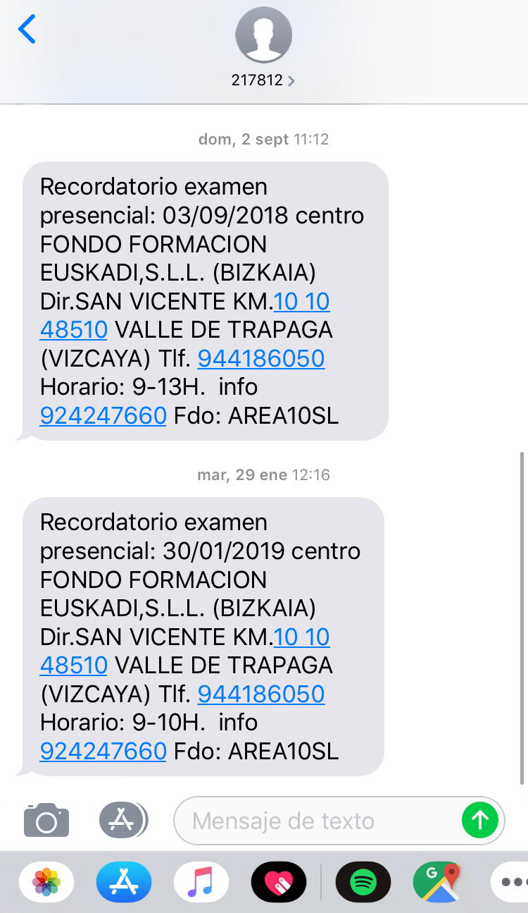  Un número creciente de empresas está utilizando el SMS Marketing para desarrollar un servicio de atención al cliente más efectivo. La gestión de devoluciones con SMS Marketing, avisos de envío de paquetes, posibilidad de hacer tracking de los envíos, consultas sobre si un producto está en stock, etc. Las empresas pueden utilizar un proveedor de servicios de SMS marketing para configurar una estrategia de atención al cliente que les permite tener una mejor comunicación con los usuarios. Una comunicación instantánea y eficaz. Y que te permitirá estrechar lazos con tu audiencia en el momento adecuado. Cómo utilizar el SMS Marketing para el servicio al cliente El SMS es más conocido como una herramienta de marketing valiosa para las estrategias digitales. Pero sin embargo, es también perfecta para  mejorar el servicio al cliente. De hecho, las marcas que actualmente usan estrategias de SMS consideran que el servicio al cliente es una de las aplicaciones más útiles. Estas son solo algunas formas en que los mensajes de texto pueden mejorar el servicio al cliente y dar soporte a tu negocio: 1.- Usa SMS cuando una respuesta a tiempo es esencial La gran mayoría de los mensajes de texto se abren a los tres minutos de haberlos recibido. Esto sirve para mostrar cómo de rápido y directo puede ser este medio para un buen servicio de atención al cliente. Si por ejemplo, diriges un centro médico, un taller de coches, una compañía de seguros, un salón de belleza u otra empresa de servicios, enviar recordatorios de citas por SMS es una excelente manera de gestionar las citas o consultas. Ni los mensajes de voz son efectivos ahora porque los usuarios no los revisan. Y si lo hacen, no lo hacen a tiempo. El concepto de correo de voz no encaja en la cultura de hoy. Por eso, cuando requieres de un margen de respuesta rápido y una interacción rápida, el SMS Marketing es perfecto para tu marca. 2.- Los servicios de atención al cliente tienen que llegar en el momento adecuado Uno de los errores más grandes que cometen las empresas cuando desarrollan por primera vez una estrategia de servicio de atención al cliente por SMS es asumir que pueden ponerse en contacto con quien quieran, cuando lo deseen. Existen una serie de pautas muy importantes a tener en cuenta en el sentido de cómo y cuándo puedes enviar mensajes. Para mantener un programa de servicio al cliente exitoso, debes cumplir con todos estos criterios. Lo más importante a tener en cuenta es: Los consumidores deben otorgar a las empresas autorización para enviar mensajes. Los consumidores siempre tienen derecho a optar por no recibirlos o dejar de recibir tus mensajes. No es recomendable que reciban mensajes de texto tuyos a horas extrañas, por ejemplo, de madrugada o a última hora de la tarde o a la noche. 3.- Y tampoco sirve para todo tipo de gestiones También es importante tener en cuenta que hay veces que el SMS Marketing no es la mejor opción. Es muy valioso pero no sirve para todo. Está claro que el SMS es una de las mejores soluciones de servicio al cliente disponibles, pero no es la única. Debes comprender cuándo debes y cuándo no debes usarlo. Hay momentos en que es mejor otro medio, como el correo electrónico, el teléfono o la asistencia en persona. Estas son algunas de las situaciones en las que el SMS probablemente no sea el sistema ideal: Un cliente tiene un problema técnico con un producto y necesita una solución. En esta situación, es imposible proporcionar la cantidad correcta de información en un mensaje de texto. Si un usuario tiene una incidencia y necesita ayuda para arreglarlo, hay veces que la comunicación vía teléfono funciona mejor. Pero, sí puede ayudarte en la previa gestión de la incidencia. Cuando un usuario tiene un problema que incluya una emoción. El SMS marketing es perfecto para acercarte a los clientes pero el cara a cara o la comunicación hablada es mejor para la resolución de problemas que incluyen sentimientos. 4.- Te permiten estar más disponible Cuando se utiliza el SMS se esperan respuestas rápidas. Proporcionar un servicio SMS 24 horas puede llegar a ser algo inviable para tu marca. Pero, eso no quiere decir que no puedas contestar. Lo que no podrás es crear una respuesta personalizada para cada cuestión que recibes fuera de horario. Pero una buena idea es automatizarlo. Siempre puedes configurar mensajes automáticos que informen a los clientes cuándo y cómo se contactará con ellos durante el horario comercial. Los mensajes de texto más comerciales puedes automatizarlos. Puedes automatizar tus mensajes de bienvenida, recordatorios de citas, notificaciones de envío y entrega, y otros mensajes que serían difíciles de manejar manualmente. Por ejemplo, imagina que un cliente envía un mensaje de texto a las 3 de la mañana. Una buena respuesta automática sería algo como esto: “¡Gracias por contactarnos, X! Mañana por la mañana te enviaremos un mensaje en respuesta a tu petición”. Si bien esta puede no ser la respuesta exacta que desea un cliente, es mejor que ignorar el mensaje durante seis horas. Los mensajes de texto son más personales que otras formas de comunicación. La retención de clientes es mucho más económica que la adquisición de clientes, así que demuestra a tus clientes que eres accesible y que estás a su total disposición. También puedes escribir tus mensajes con anticipación y simplemente programarlos para que se envíen en el momento exacto. Gestión de devoluciones con SMS Marketing La gestión de devoluciones con SMS Marketing puede ser parte de una estrategia de atención al cliente completa. A diferencia de los mensajes de texto masivos, que involucran campañas a gran escala y números de teléfono abreviados, la gestión de devoluciones con SMS Marketing es recomendable hacerla a menor escala. Sobre todo para un trato personalizado. Aunque la gestión de devoluciones con SMS Marketing incluye parte de procesos automatizados, es mayormente un trabajo manual que incluye una serie de fases a tener en cuenta. Se trata de utilizar el SMS de la misma forma en la que se utiliza el email para la gestión de las devoluciones. Adaptar lo que se hace vía email al mensaje de texto. Estas son dos de las mejores formas de realizar la gestión de devoluciones con SMS Marketing: A.- Alertas SMS Muchas marcas, por ejemplo, envían alertas por SMS para el estado de los pedidos, pagos, entregas y devoluciones. Debes registrar tu número para recibir alertas por SMS para todas las notificaciones relacionadas con tu pedido. Puedes crear alertas para el proceso de devolución. Por ejemplo, por si una persona quiere devolver un producto pueda hacerlo en tu sitio web y la confirmación puede ser enviada vía SMS. Ese será el número de seguimiento. Cuando la mercancía sea devuelta a través de la recogida del paquete en una dirección concreta, la gestión con el servicio de mensajería puede hacerse también vía SMS. Sobre todo la notificación de cuándo pasará la persona por el lugar indicado. Y después podría estar bien tener una alerta automatizada para cuando la mercancía llegue al almacén. Y otra cuando haya sido revisado y se efectúe el reembolso. Se trata de establecer un proceso de devolución en el que el SMS sea el punto clave en la comunicación. La gestión de devoluciones con SMS Marketing puede hacerse de la misma forma en la que se hacen los envíos. Las alertas se deben enviar al número de teléfono móvil registrado en la cuenta. Si no tienes un número de teléfono móvil registrado en su cuenta, las alertas de SMS suelen enviarse al número de teléfono móvil asociado con la dirección de entrega seleccionada durante el proceso de pago. Este número también se actualizará en la cuenta y se utilizará para todos los SMS relacionados con pedidos futuros. B.- Seguimiento por SMS Esta otra forma que lleva a cabo Amazon también es una opción. En Amazon, por ejemplo, los clientes con un número de teléfono móvil verificado vinculado a su cuenta pueden verificar el estado de sus devoluciones o cambios enviando un simple SMS a Amazon.  La función de seguimiento por SMS solo funcionará si se ha agregado y verificado el número de teléfono móvil. Los clientes con cuentas de número de teléfono móvil pueden utilizar automáticamente este servicio. Las personas con cuentas de correo electrónico deben agregar un número de teléfono móvil verificado a su cuenta. Aunque un usuario no reciba notificaciones cada vez que haya un cambio en el estado de su devolución, no significa que no tenga derecho a saber dónde está su pedido. La opción de Amazon es una alternativa ideal. Facilita la comunicación con el cliente. Regístrate en nuestra plataforma de SMS Marketing para poder realizar una buena gestión de los pedidos de tus usuarios, así como una buena gestión de las devoluciones con SMS Marketing. Es la herramienta de comunicación idónea que te permitirá comunicarte con tu audiencia de forma directa y eficaz.