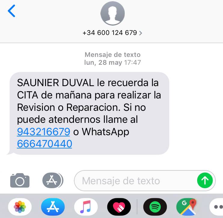  Un número creciente de empresas está utilizando el SMS Marketing para desarrollar un servicio de atención al cliente más efectivo. La gestión de devoluciones con SMS Marketing, avisos de envío de paquetes, posibilidad de hacer tracking de los envíos, consultas sobre si un producto está en stock, etc. Las empresas pueden utilizar un proveedor de servicios de SMS marketing para configurar una estrategia de atención al cliente que les permite tener una mejor comunicación con los usuarios. Una comunicación instantánea y eficaz. Y que te permitirá estrechar lazos con tu audiencia en el momento adecuado. Cómo utilizar el SMS Marketing para el servicio al cliente El SMS es más conocido como una herramienta de marketing valiosa para las estrategias digitales. Pero sin embargo, es también perfecta para  mejorar el servicio al cliente. De hecho, las marcas que actualmente usan estrategias de SMS consideran que el servicio al cliente es una de las aplicaciones más útiles. Estas son solo algunas formas en que los mensajes de texto pueden mejorar el servicio al cliente y dar soporte a tu negocio: 1.- Usa SMS cuando una respuesta a tiempo es esencial La gran mayoría de los mensajes de texto se abren a los tres minutos de haberlos recibido. Esto sirve para mostrar cómo de rápido y directo puede ser este medio para un buen servicio de atención al cliente. Si por ejemplo, diriges un centro médico, un taller de coches, una compañía de seguros, un salón de belleza u otra empresa de servicios, enviar recordatorios de citas por SMS es una excelente manera de gestionar las citas o consultas. Ni los mensajes de voz son efectivos ahora porque los usuarios no los revisan. Y si lo hacen, no lo hacen a tiempo. El concepto de correo de voz no encaja en la cultura de hoy. Por eso, cuando requieres de un margen de respuesta rápido y una interacción rápida, el SMS Marketing es perfecto para tu marca. 2.- Los servicios de atención al cliente tienen que llegar en el momento adecuado Uno de los errores más grandes que cometen las empresas cuando desarrollan por primera vez una estrategia de servicio de atención al cliente por SMS es asumir que pueden ponerse en contacto con quien quieran, cuando lo deseen. Existen una serie de pautas muy importantes a tener en cuenta en el sentido de cómo y cuándo puedes enviar mensajes. Para mantener un programa de servicio al cliente exitoso, debes cumplir con todos estos criterios. Lo más importante a tener en cuenta es: Los consumidores deben otorgar a las empresas autorización para enviar mensajes. Los consumidores siempre tienen derecho a optar por no recibirlos o dejar de recibir tus mensajes. No es recomendable que reciban mensajes de texto tuyos a horas extrañas, por ejemplo, de madrugada o a última hora de la tarde o a la noche. 3.- Y tampoco sirve para todo tipo de gestiones También es importante tener en cuenta que hay veces que el SMS Marketing no es la mejor opción. Es muy valioso pero no sirve para todo. Está claro que el SMS es una de las mejores soluciones de servicio al cliente disponibles, pero no es la única. Debes comprender cuándo debes y cuándo no debes usarlo. Hay momentos en que es mejor otro medio, como el correo electrónico, el teléfono o la asistencia en persona. Estas son algunas de las situaciones en las que el SMS probablemente no sea el sistema ideal: Un cliente tiene un problema técnico con un producto y necesita una solución. En esta situación, es imposible proporcionar la cantidad correcta de información en un mensaje de texto. Si un usuario tiene una incidencia y necesita ayuda para arreglarlo, hay veces que la comunicación vía teléfono funciona mejor. Pero, sí puede ayudarte en la previa gestión de la incidencia. Cuando un usuario tiene un problema que incluya una emoción. El SMS marketing es perfecto para acercarte a los clientes pero el cara a cara o la comunicación hablada es mejor para la resolución de problemas que incluyen sentimientos. 4.- Te permiten estar más disponible Cuando se utiliza el SMS se esperan respuestas rápidas. Proporcionar un servicio SMS 24 horas puede llegar a ser algo inviable para tu marca. Pero, eso no quiere decir que no puedas contestar. Lo que no podrás es crear una respuesta personalizada para cada cuestión que recibes fuera de horario. Pero una buena idea es automatizarlo. Siempre puedes configurar mensajes automáticos que informen a los clientes cuándo y cómo se contactará con ellos durante el horario comercial. Los mensajes de texto más comerciales puedes automatizarlos. Puedes automatizar tus mensajes de bienvenida, recordatorios de citas, notificaciones de envío y entrega, y otros mensajes que serían difíciles de manejar manualmente. Por ejemplo, imagina que un cliente envía un mensaje de texto a las 3 de la mañana. Una buena respuesta automática sería algo como esto: “¡Gracias por contactarnos, X! Mañana por la mañana te enviaremos un mensaje en respuesta a tu petición”. Si bien esta puede no ser la respuesta exacta que desea un cliente, es mejor que ignorar el mensaje durante seis horas. Los mensajes de texto son más personales que otras formas de comunicación. La retención de clientes es mucho más económica que la adquisición de clientes, así que demuestra a tus clientes que eres accesible y que estás a su total disposición. También puedes escribir tus mensajes con anticipación y simplemente programarlos para que se envíen en el momento exacto. Gestión de devoluciones con SMS Marketing La gestión de devoluciones con SMS Marketing puede ser parte de una estrategia de atención al cliente completa. A diferencia de los mensajes de texto masivos, que involucran campañas a gran escala y números de teléfono abreviados, la gestión de devoluciones con SMS Marketing es recomendable hacerla a menor escala. Sobre todo para un trato personalizado. Aunque la gestión de devoluciones con SMS Marketing incluye parte de procesos automatizados, es mayormente un trabajo manual que incluye una serie de fases a tener en cuenta. Se trata de utilizar el SMS de la misma forma en la que se utiliza el email para la gestión de las devoluciones. Adaptar lo que se hace vía email al mensaje de texto. Estas son dos de las mejores formas de realizar la gestión de devoluciones con SMS Marketing: A.- Alertas SMS Muchas marcas, por ejemplo, envían alertas por SMS para el estado de los pedidos, pagos, entregas y devoluciones. Debes registrar tu número para recibir alertas por SMS para todas las notificaciones relacionadas con tu pedido. Puedes crear alertas para el proceso de devolución. Por ejemplo, por si una persona quiere devolver un producto pueda hacerlo en tu sitio web y la confirmación puede ser enviada vía SMS. Ese será el número de seguimiento. Cuando la mercancía sea devuelta a través de la recogida del paquete en una dirección concreta, la gestión con el servicio de mensajería puede hacerse también vía SMS. Sobre todo la notificación de cuándo pasará la persona por el lugar indicado. Y después podría estar bien tener una alerta automatizada para cuando la mercancía llegue al almacén. Y otra cuando haya sido revisado y se efectúe el reembolso. Se trata de establecer un proceso de devolución en el que el SMS sea el punto clave en la comunicación. La gestión de devoluciones con SMS Marketing puede hacerse de la misma forma en la que se hacen los envíos. Las alertas se deben enviar al número de teléfono móvil registrado en la cuenta. Si no tienes un número de teléfono móvil registrado en su cuenta, las alertas de SMS suelen enviarse al número de teléfono móvil asociado con la dirección de entrega seleccionada durante el proceso de pago. Este número también se actualizará en la cuenta y se utilizará para todos los SMS relacionados con pedidos futuros. B.- Seguimiento por SMS Esta otra forma que lleva a cabo Amazon también es una opción. En Amazon, por ejemplo, los clientes con un número de teléfono móvil verificado vinculado a su cuenta pueden verificar el estado de sus devoluciones o cambios enviando un simple SMS a Amazon.  La función de seguimiento por SMS solo funcionará si se ha agregado y verificado el número de teléfono móvil. Los clientes con cuentas de número de teléfono móvil pueden utilizar automáticamente este servicio. Las personas con cuentas de correo electrónico deben agregar un número de teléfono móvil verificado a su cuenta. Aunque un usuario no reciba notificaciones cada vez que haya un cambio en el estado de su devolución, no significa que no tenga derecho a saber dónde está su pedido. La opción de Amazon es una alternativa ideal. Facilita la comunicación con el cliente. Regístrate en nuestra plataforma de SMS Marketing para poder realizar una buena gestión de los pedidos de tus usuarios, así como una buena gestión de las devoluciones con SMS Marketing. Es la herramienta de comunicación idónea que te permitirá comunicarte con tu audiencia de forma directa y eficaz. Sanier Duval